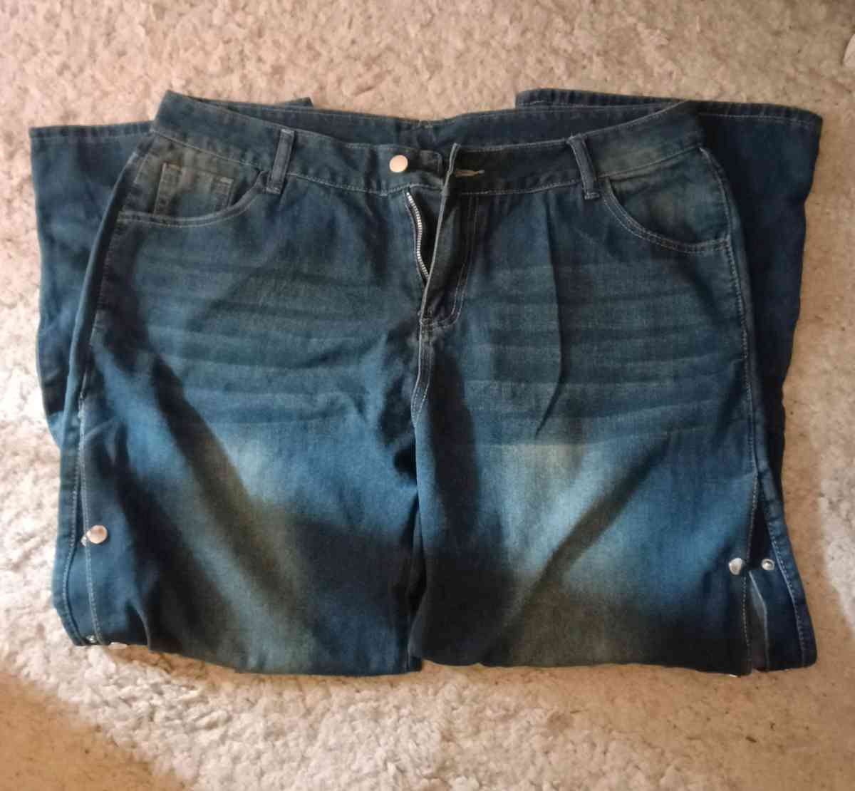 Womens wide leg Jeans with buttons on the side - Los Angeles, California