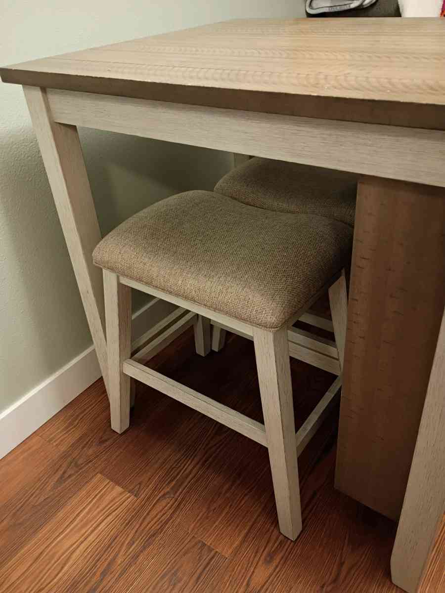 Counter Height Dining Table and 4 Barstools - Issaquah, Washington - FleaMarketBay
