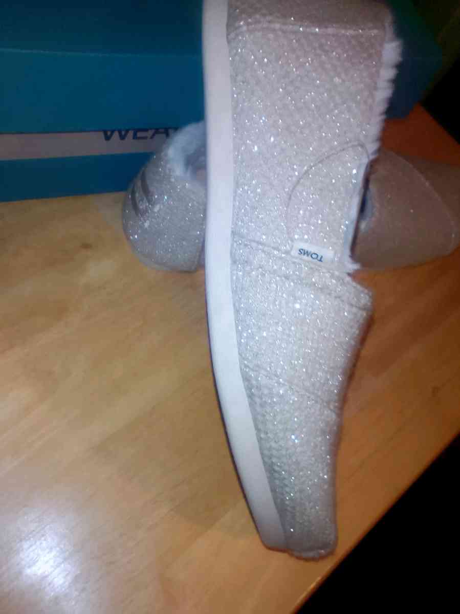 Toms Shoes - Boonsboro, Maryland - FleaMarketBay