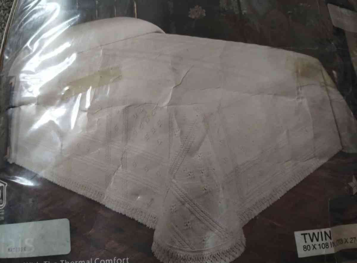 Twin size classic Elegance bed spread - Dayton, Ohio - FleaMarketBay
