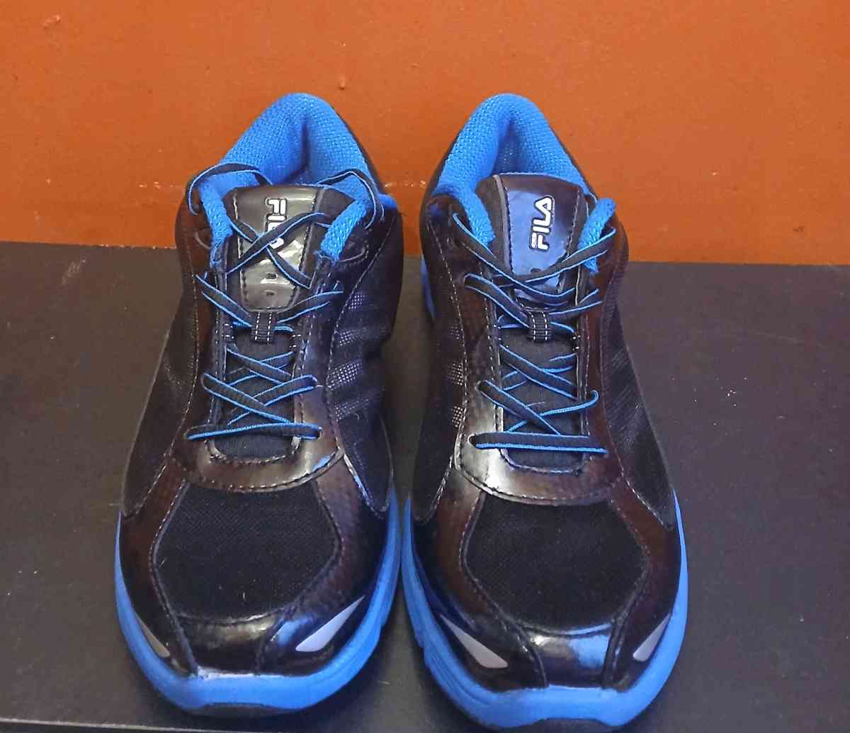 Fila black and blue tennis shoes size 7 men - Lawrenceburg, Indiana