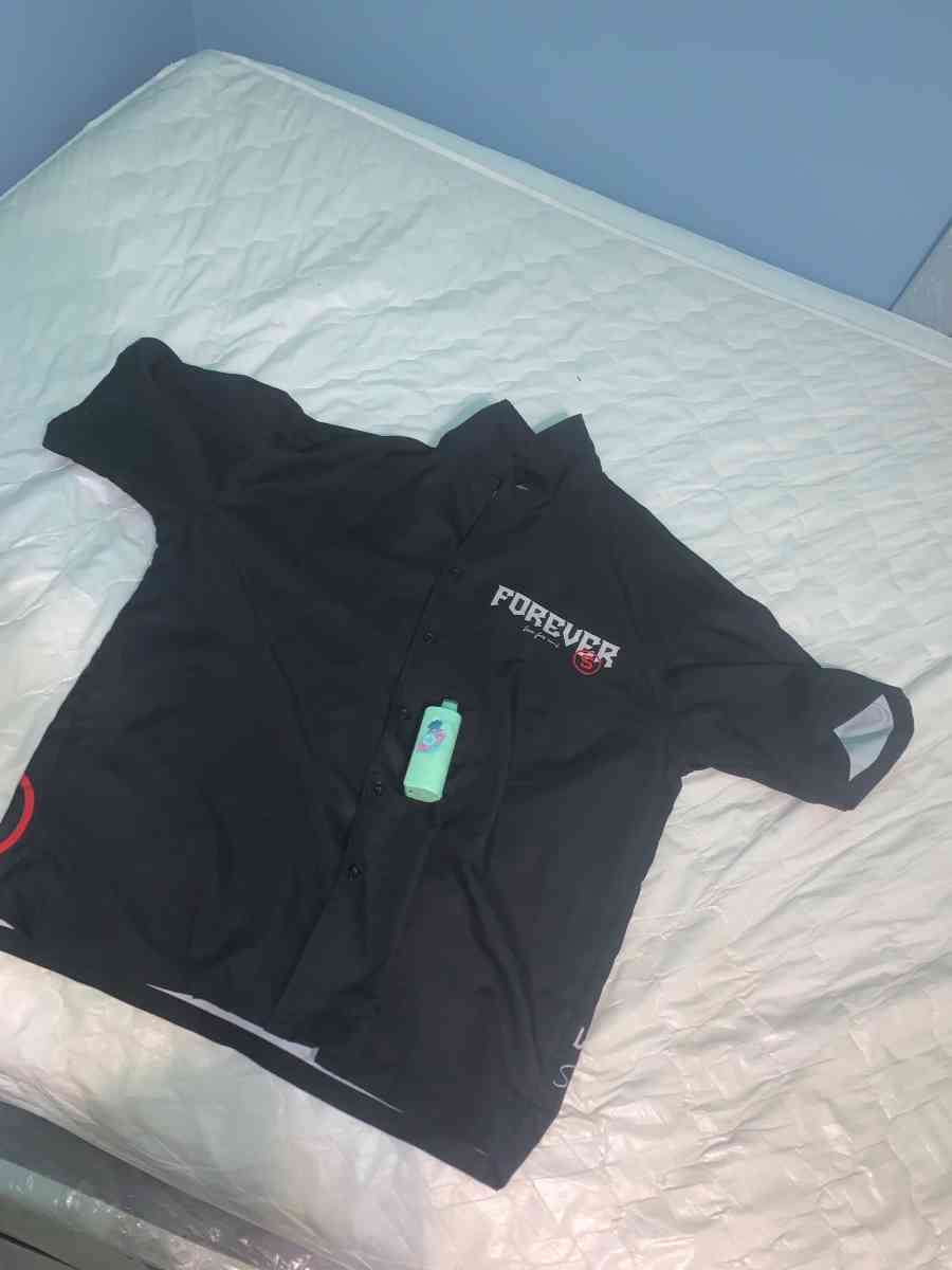 Forever designer button down graphic tee - Tampa, Florida - FleaMarketBay