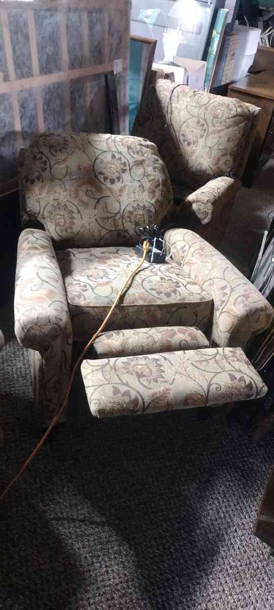 2 electric recliners - Scotland, South Dakota - FleaMarketBay