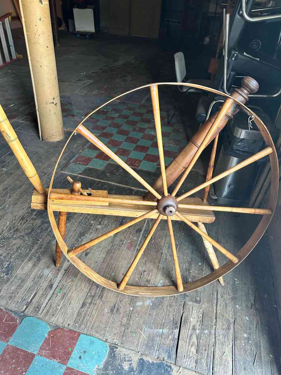 antique 43 inch great spinning wheel - Hamilton, Ohio