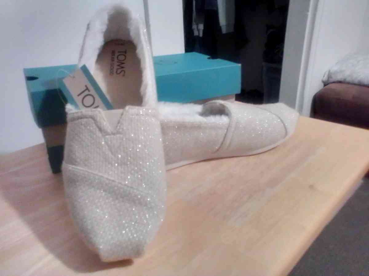 Toms Shoes - Boonsboro, Maryland - FleaMarketBay
