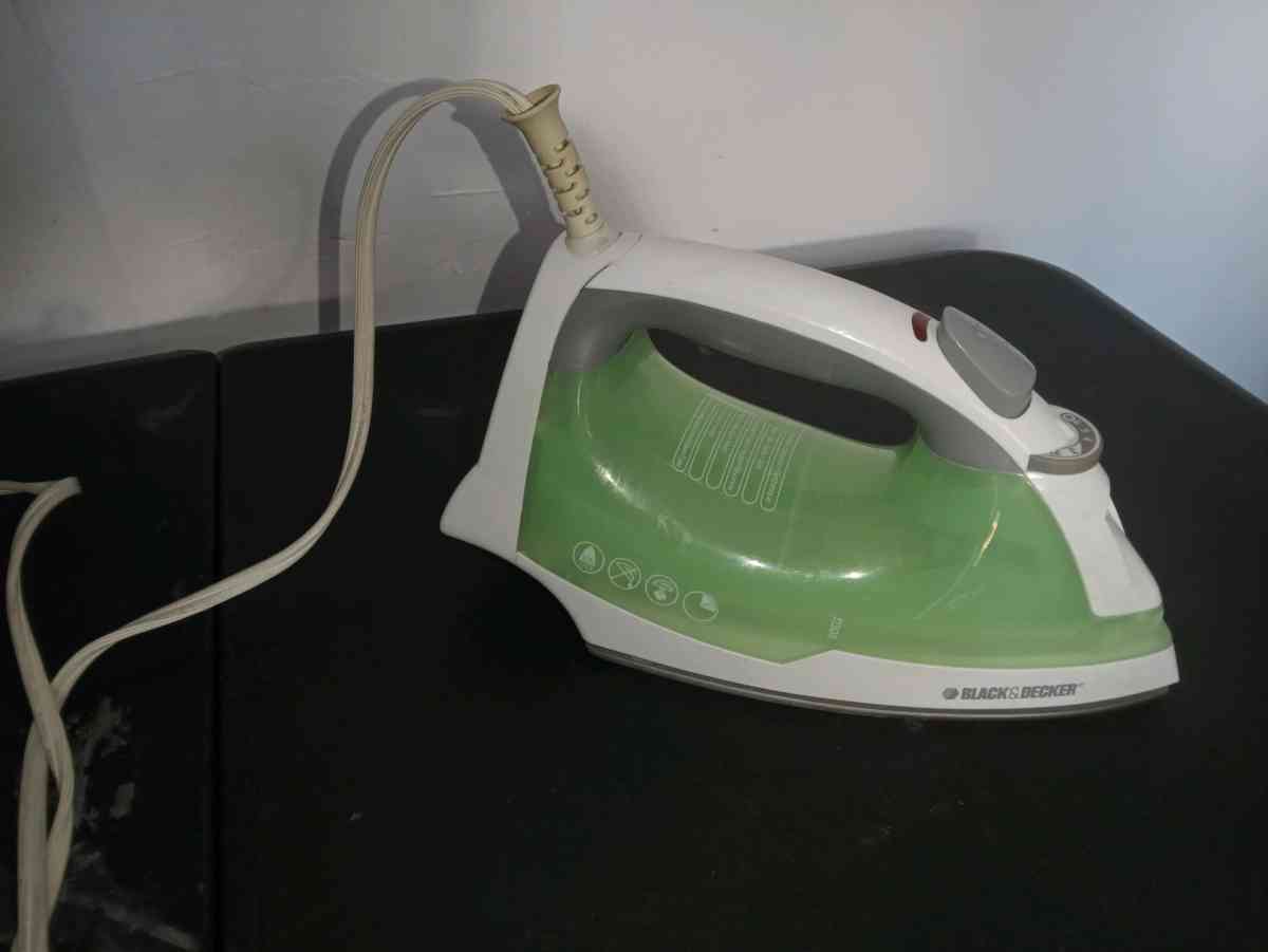 BLACK n DECKER Easy Steam Compact Iron - Fremont, California - FleaMarketBay