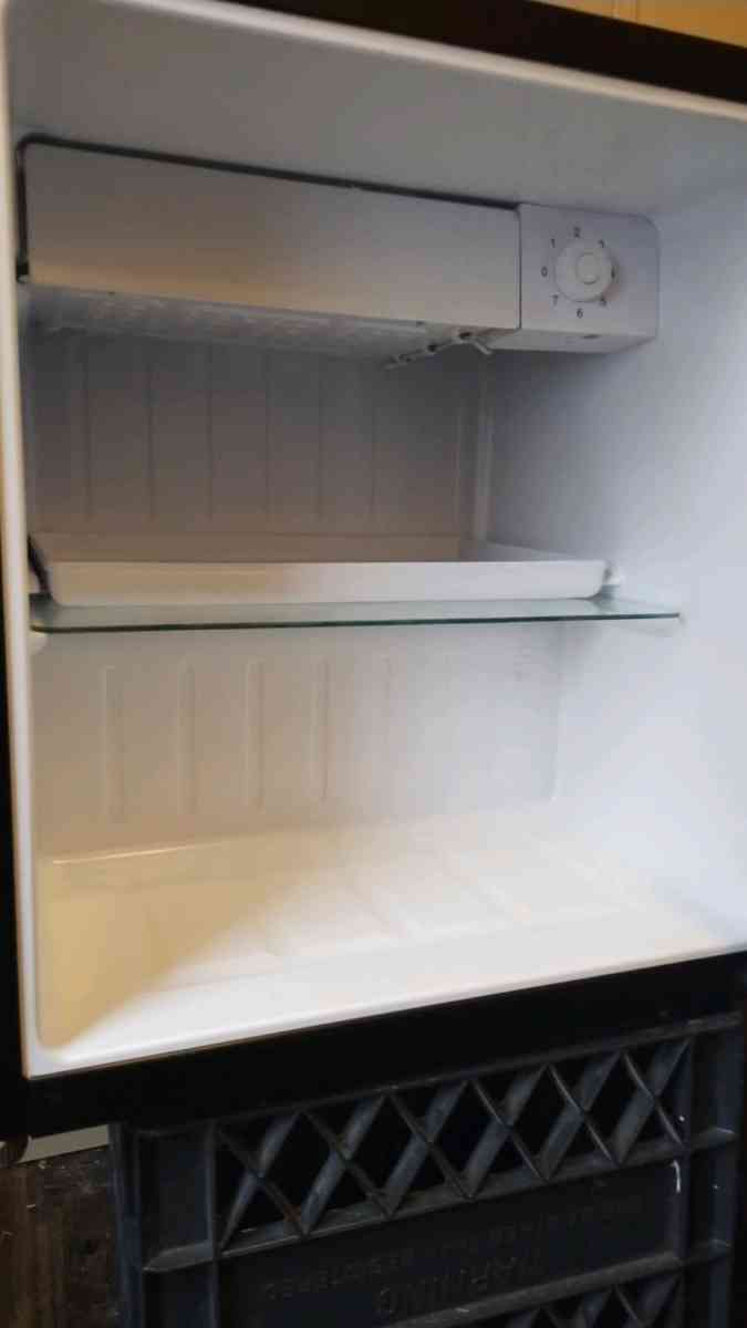 black and Decker mini fridge - Dallas, Texas - FleaMarketBay