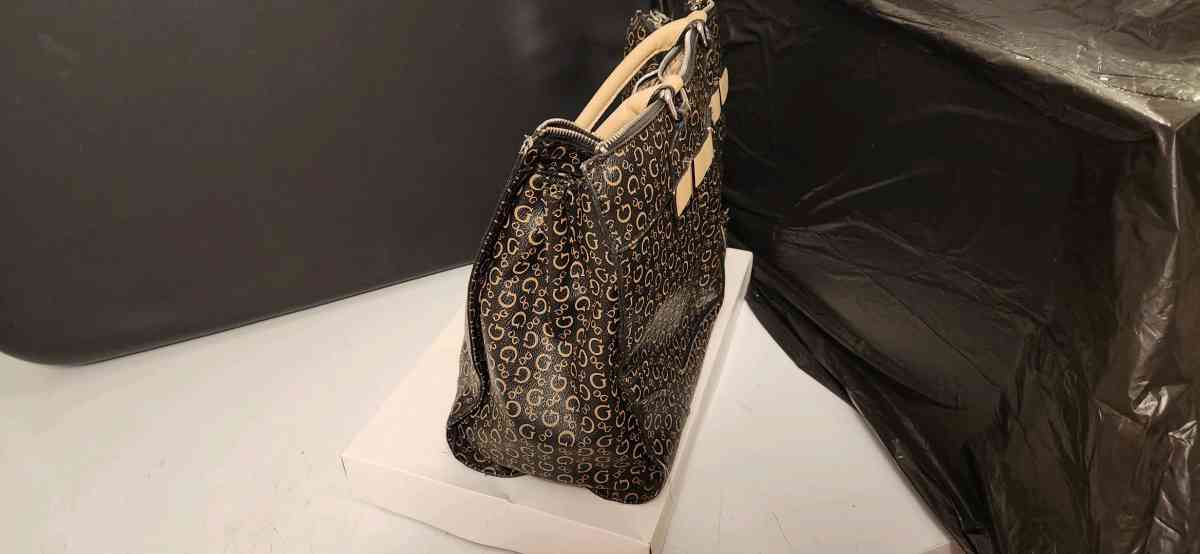 Guess Bag - Shreveport, Louisiana - FleaMarketBay
