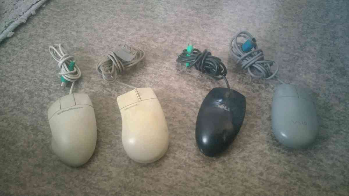 MOVING SALE SELLING 4 COMPUTER MOUSES VENDO 4 RATONES PA COM