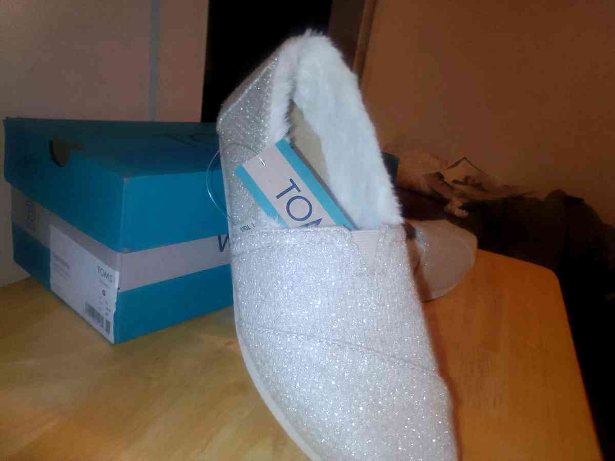 Toms Shoes - Boonsboro, Maryland - FleaMarketBay