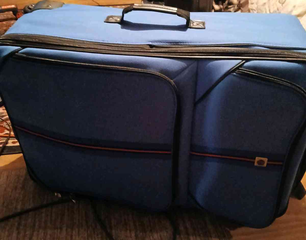 5 peice luggage set color blue with red stripe on front - Lawrenceburg, Indiana