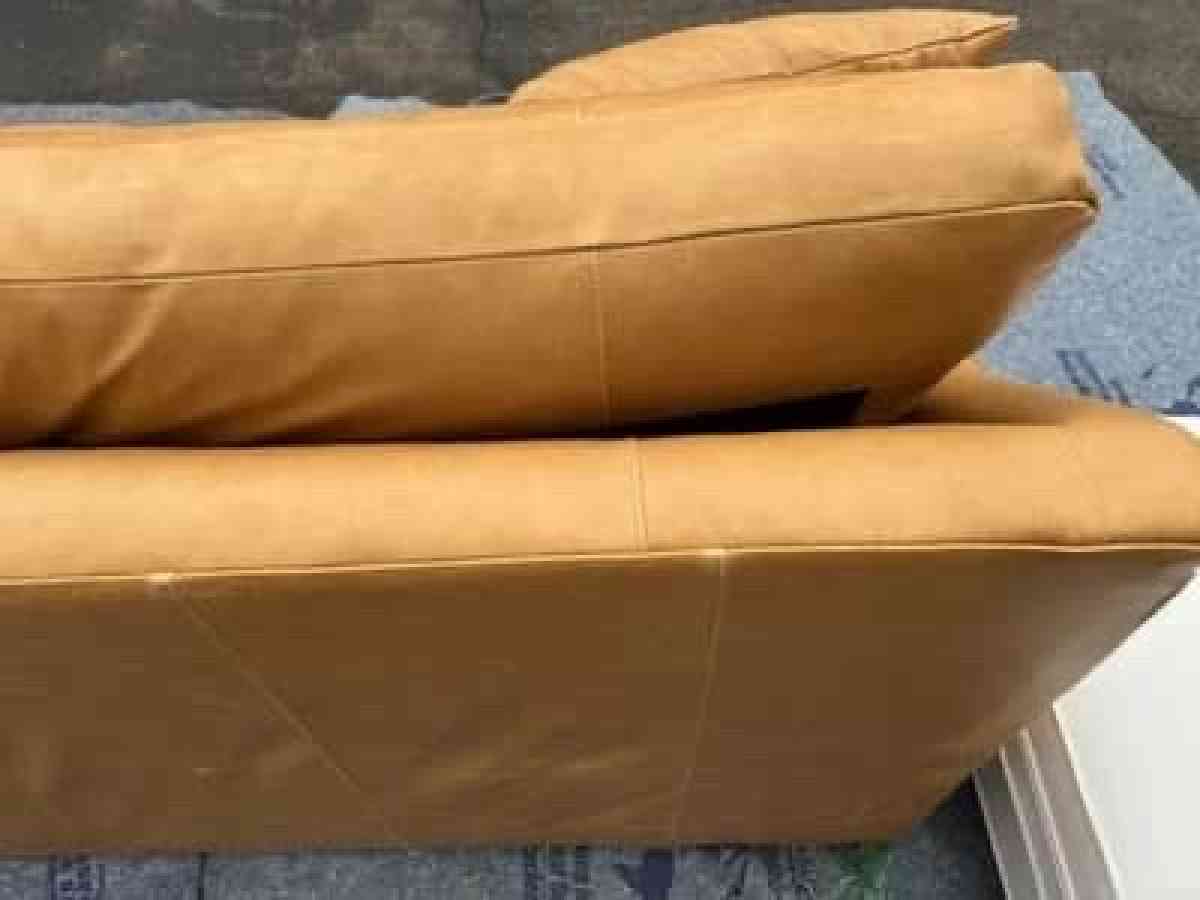 Beautiful Bowery leather sofa - Acworth, Georgia - FleaMarketBay