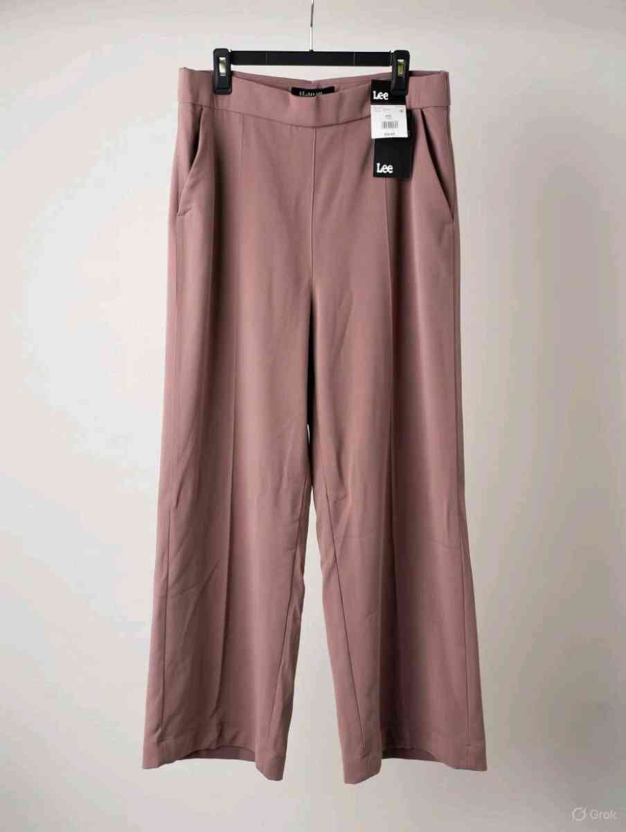 NWT Women Lee Wide Leg - Okeechobee, Florida - FleaMarketBay