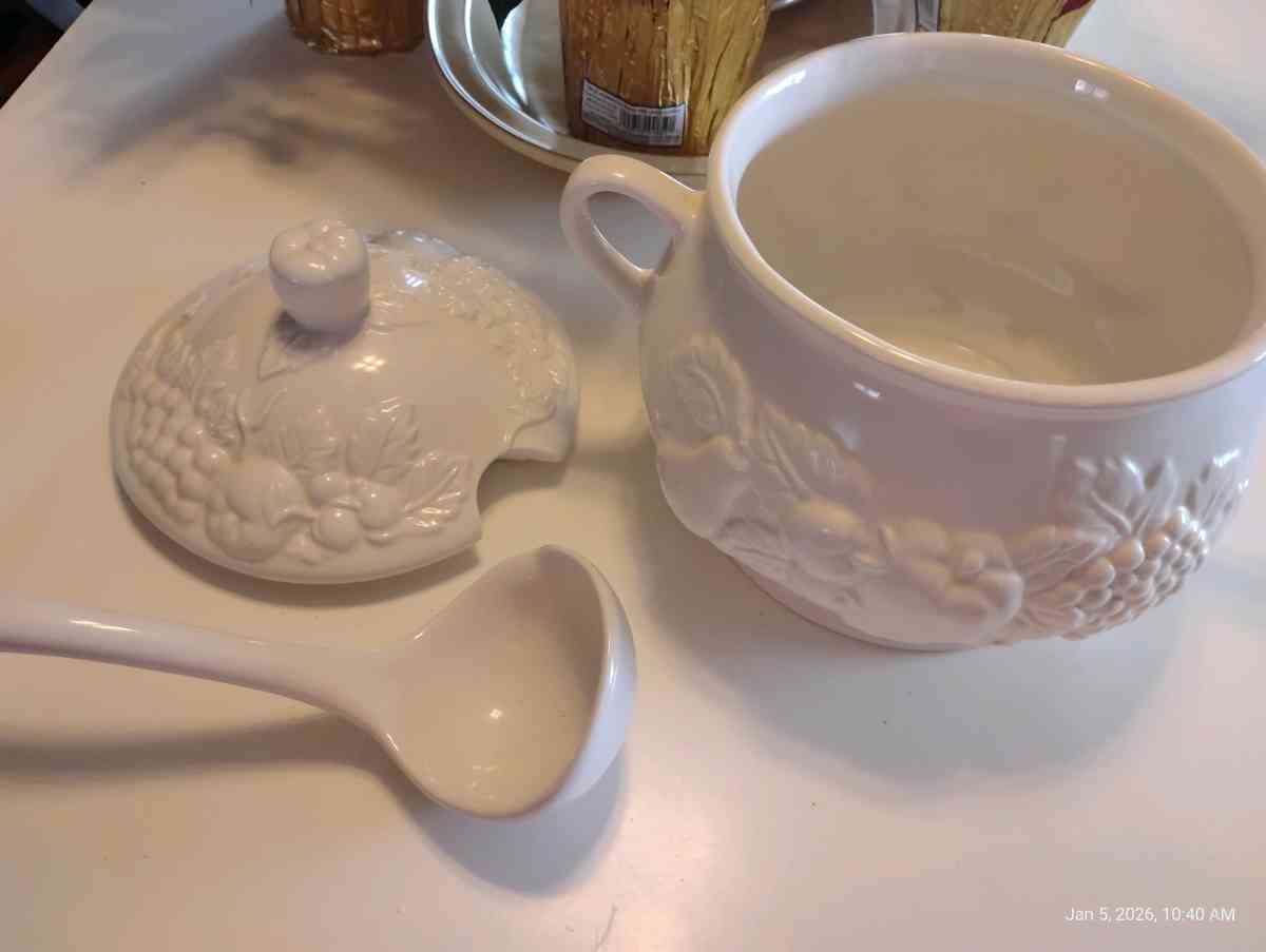 vintage bowl with spoon and lid - Rutherfordton, North Carolina - FleaMarketBay