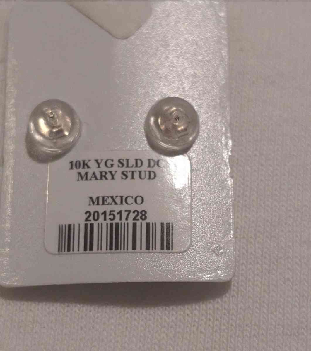 earrings for girl never used gold - Morrisville, North Carolina - FleaMarketBay