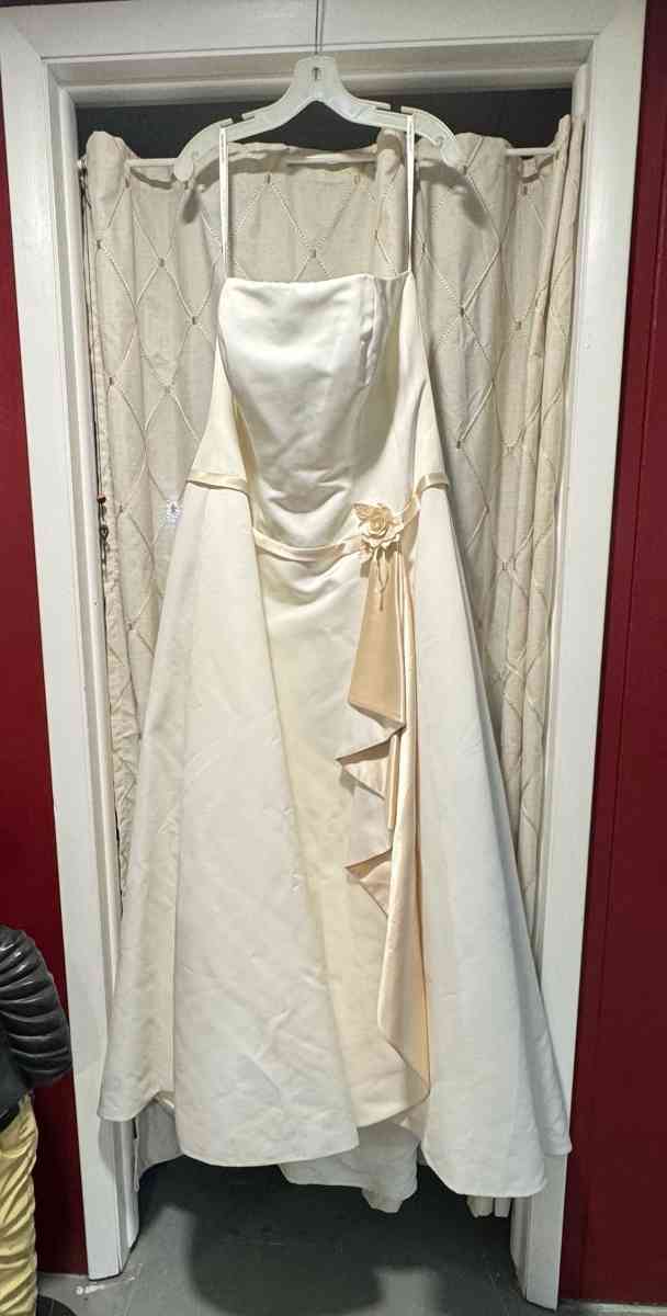 Davids Bridal wedding gown 18W - Demotte, Indiana - FleaMarketBay