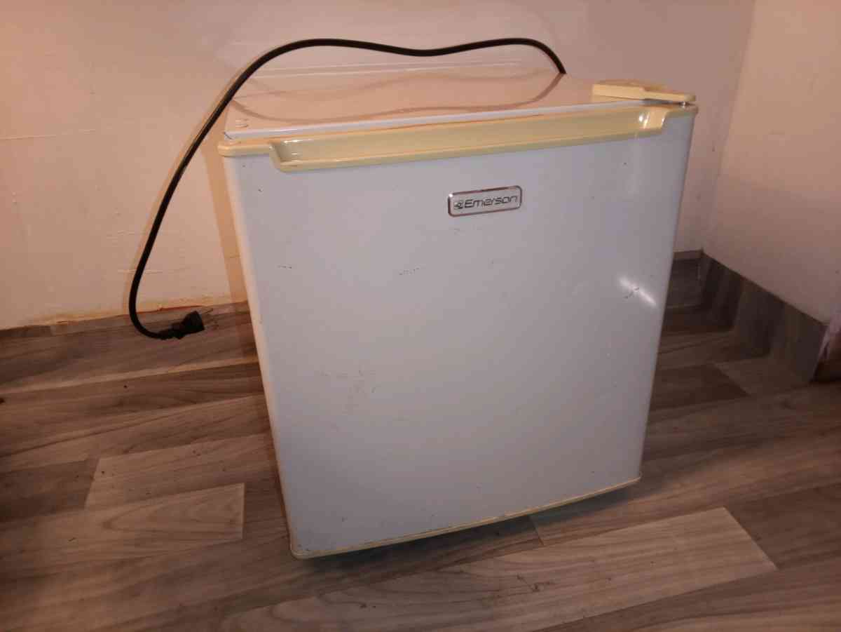 175 in 16 cu ft Mini Refrigerator in White ENERGY STAR - Fremont, California - FleaMarketBay