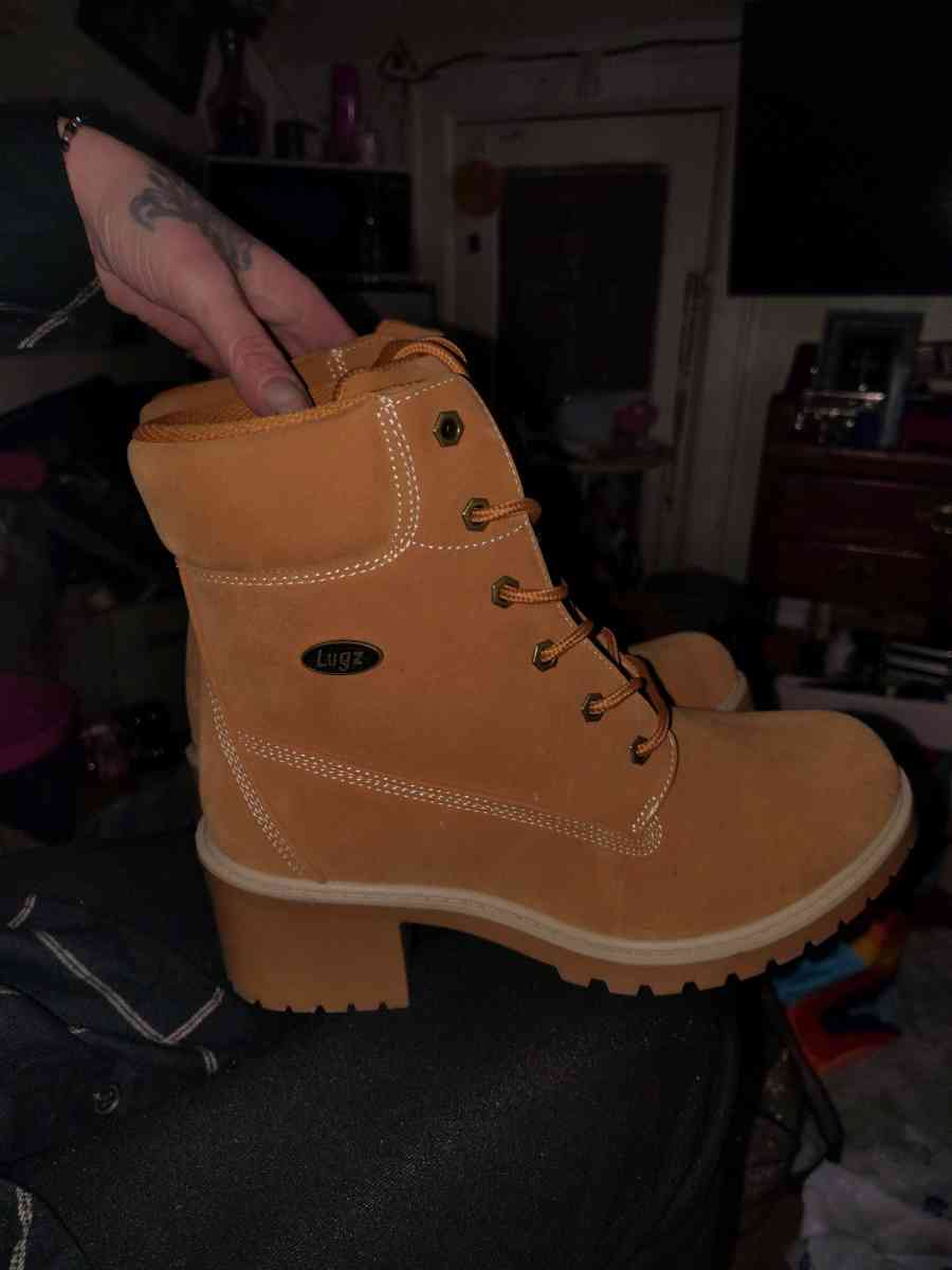brand new lug boots with tags