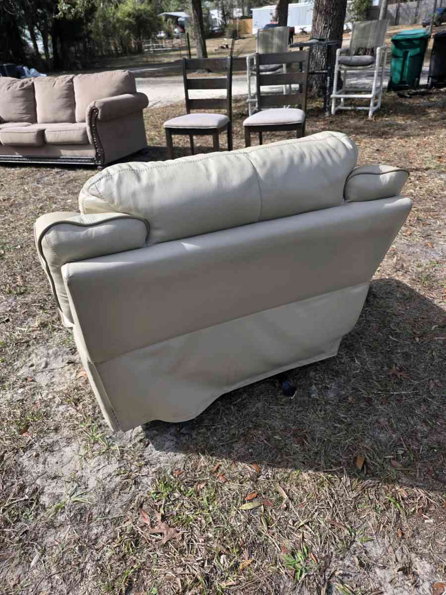 Cindy Crawford leather lounge chair - Citra, Florida - FleaMarketBay