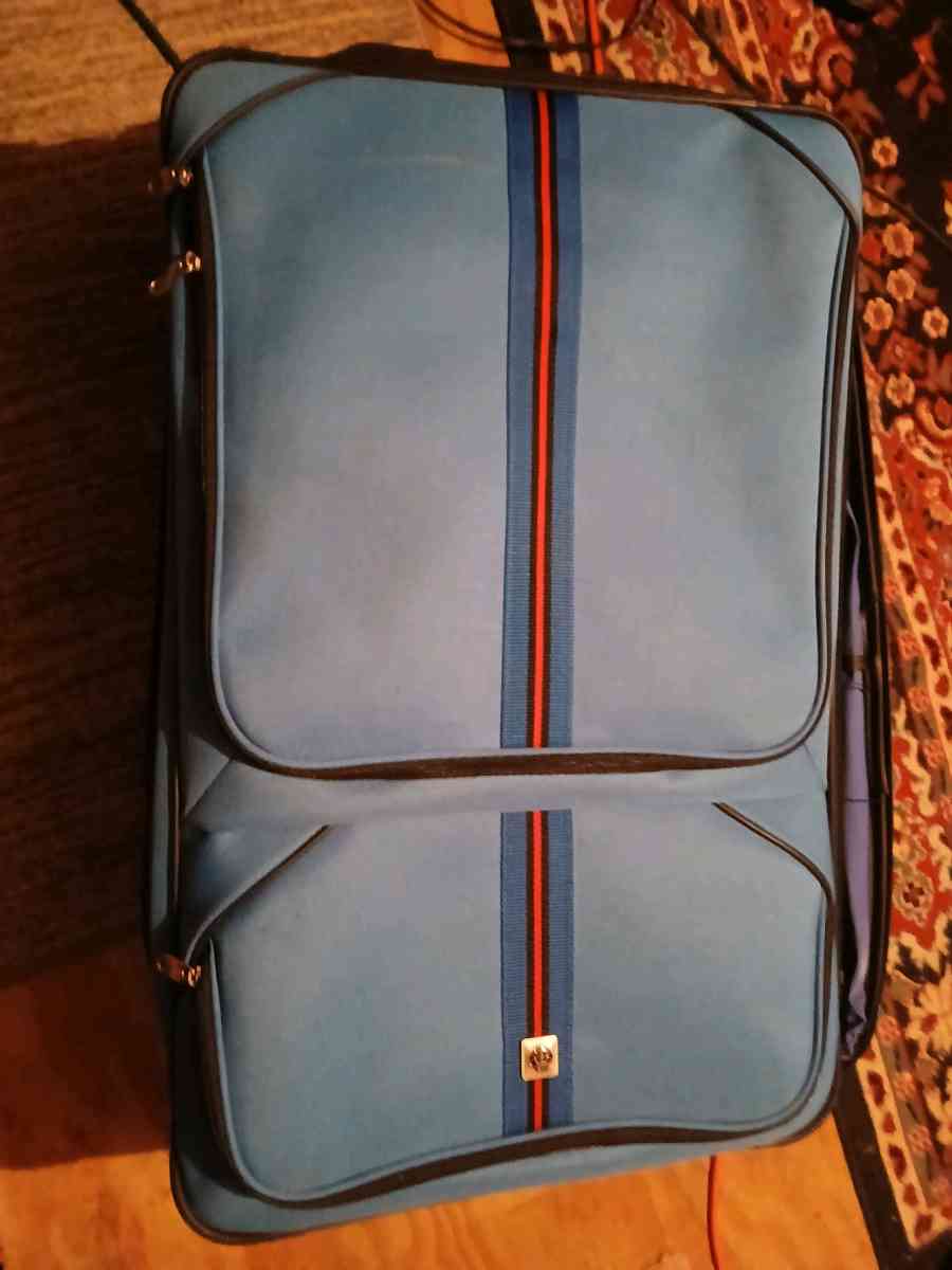 5 peice luggage set color blue with red stripe on front - Lawrenceburg, Indiana - FleaMarketBay