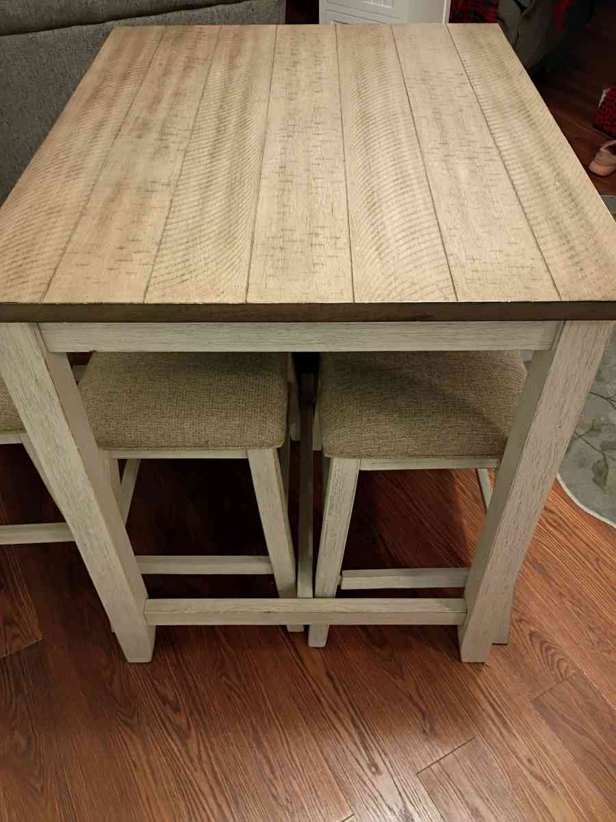 Counter Height Dining Table and 4 Barstools - Issaquah, Washington - FleaMarketBay