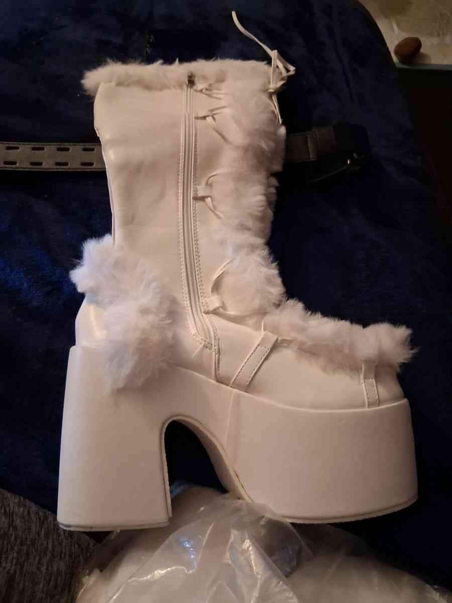 White Platform fur boots - Toledo, Ohio - FleaMarketBay