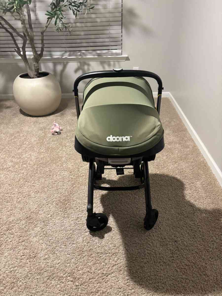 Doona Infant Car Seat Stroller  Green - Spartanburg, South Carolina - FleaMarketBay