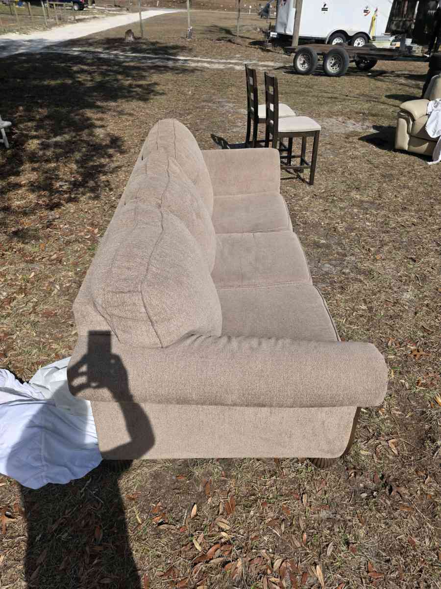 nice big couch - Citra, Florida - FleaMarketBay