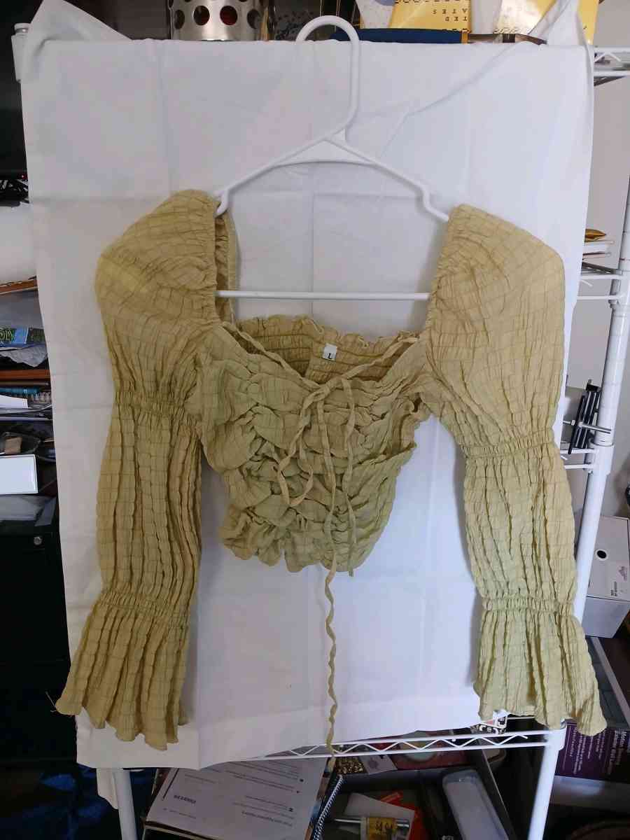 Womans Shirt Puffy Shoulders - Banning, California