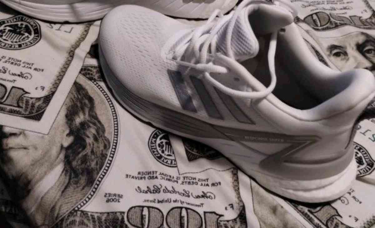 White Adidas - Washington Navy Yard, District of Columbia - FleaMarketBay