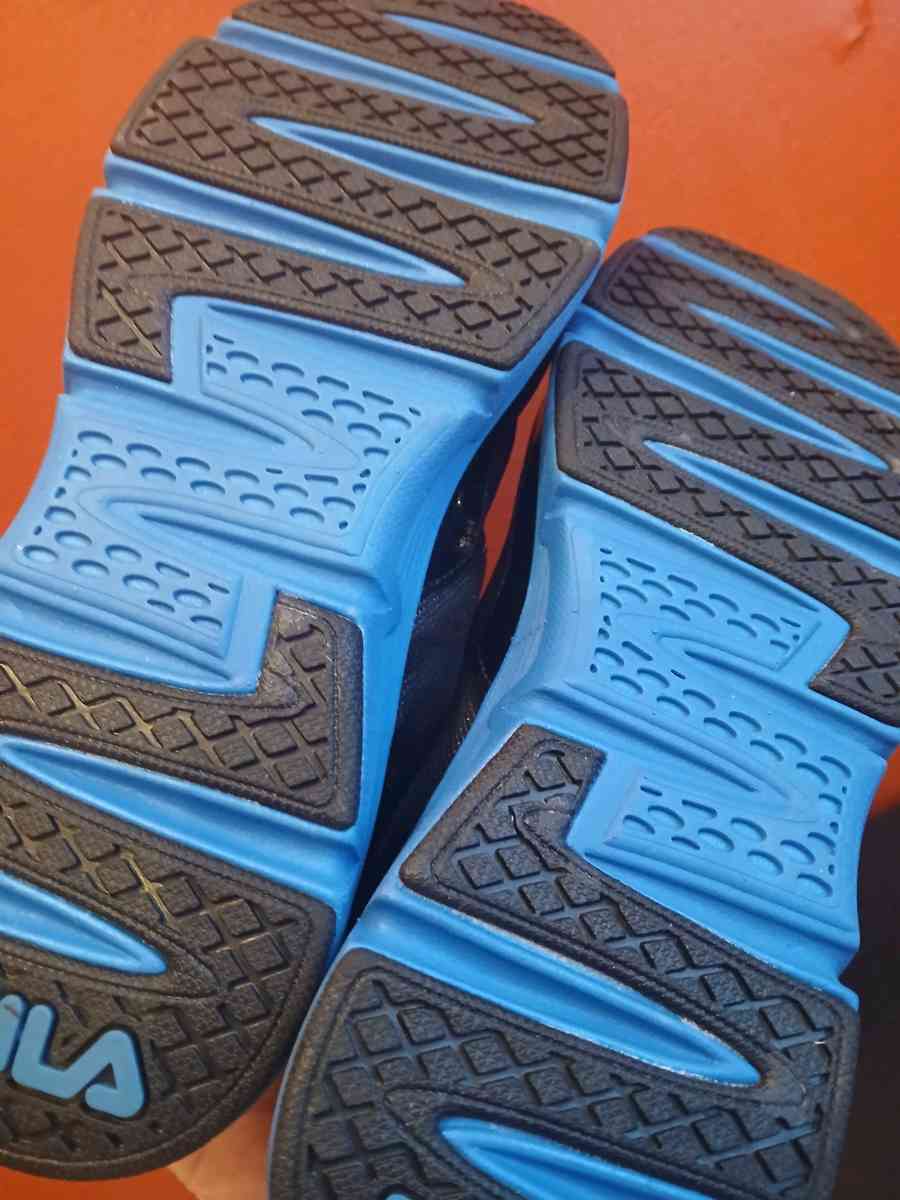 Fila black and blue tennis shoes size 7 men - Lawrenceburg, Indiana - FleaMarketBay