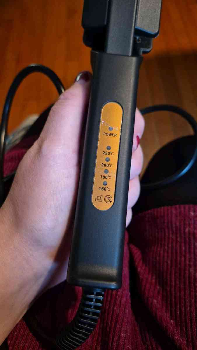 BRAND NEW WITHOUT BOX hair straightener - New Baltimore, Michigan