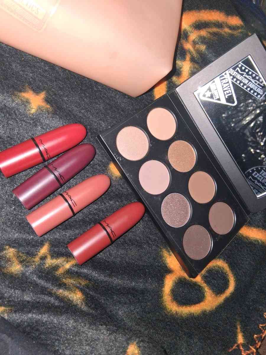 Mac makeup set - Cincinnati, Ohio - FleaMarketBay