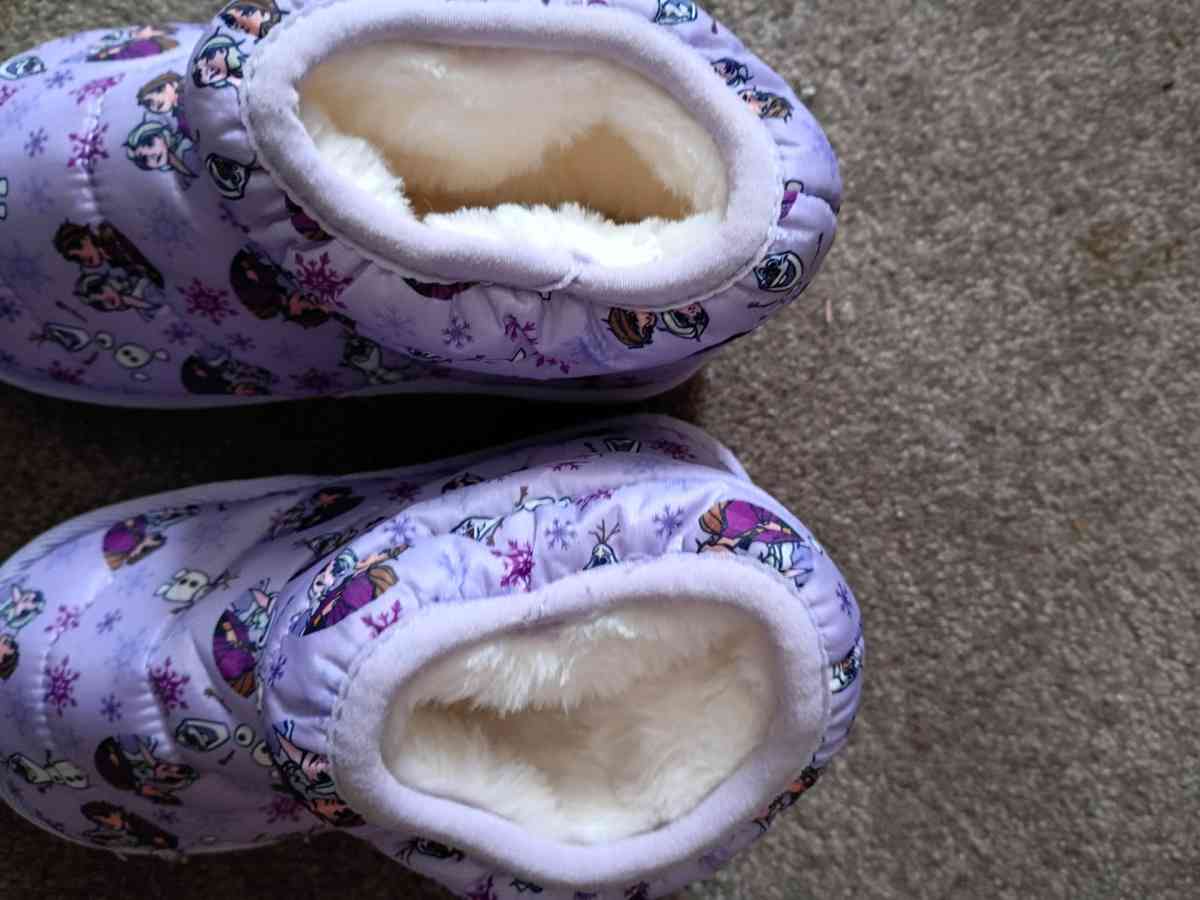 Disney Frozen girls slippers size 11 - Abington, Pennsylvania - FleaMarketBay