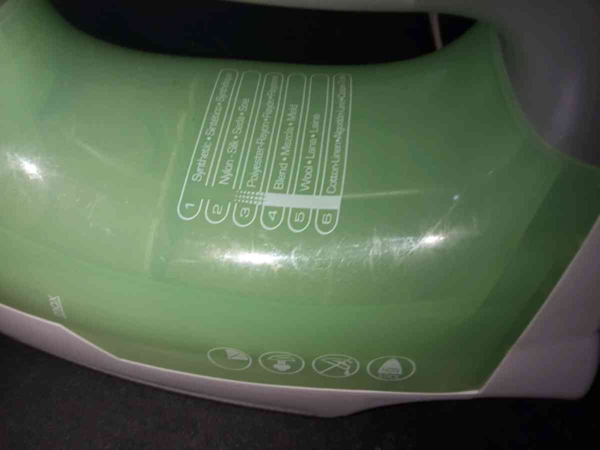 BLACK n DECKER Easy Steam Compact Iron - Fremont, California - FleaMarketBay