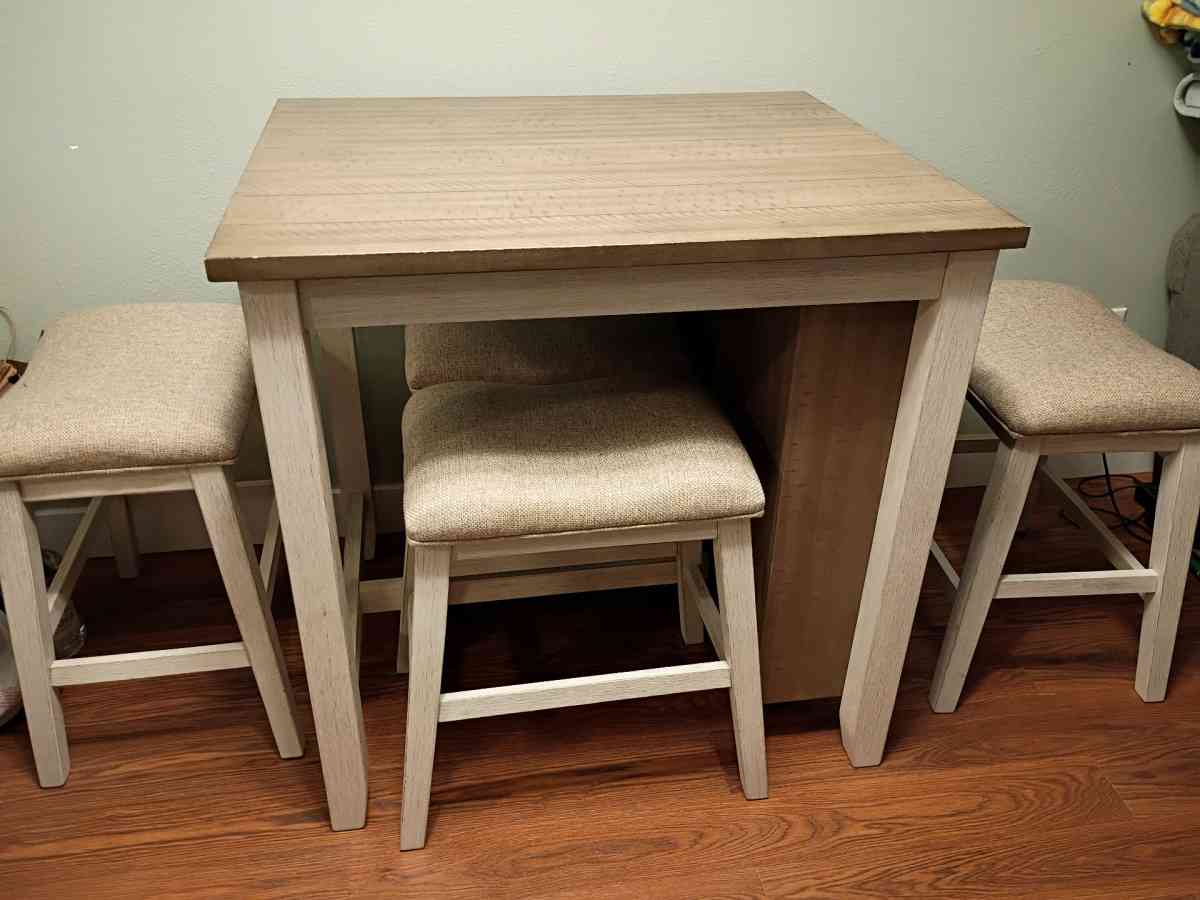 Counter Height Dining Table and 4 Barstools - Issaquah, Washington - FleaMarketBay