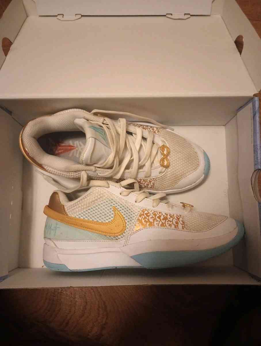 basketball shoes - Atwater, California