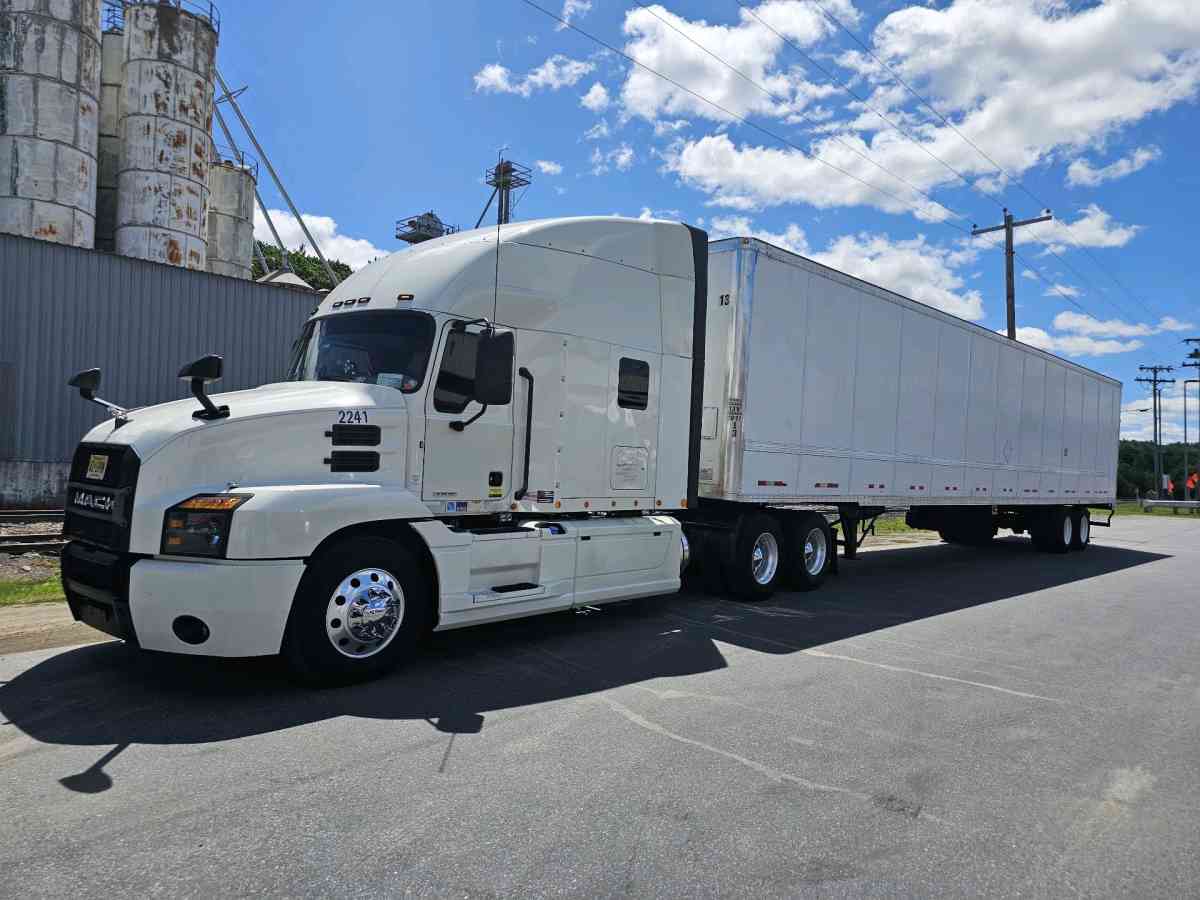 Mack Anthem 2020 white - Princeton, New Jersey - FleaMarketBay