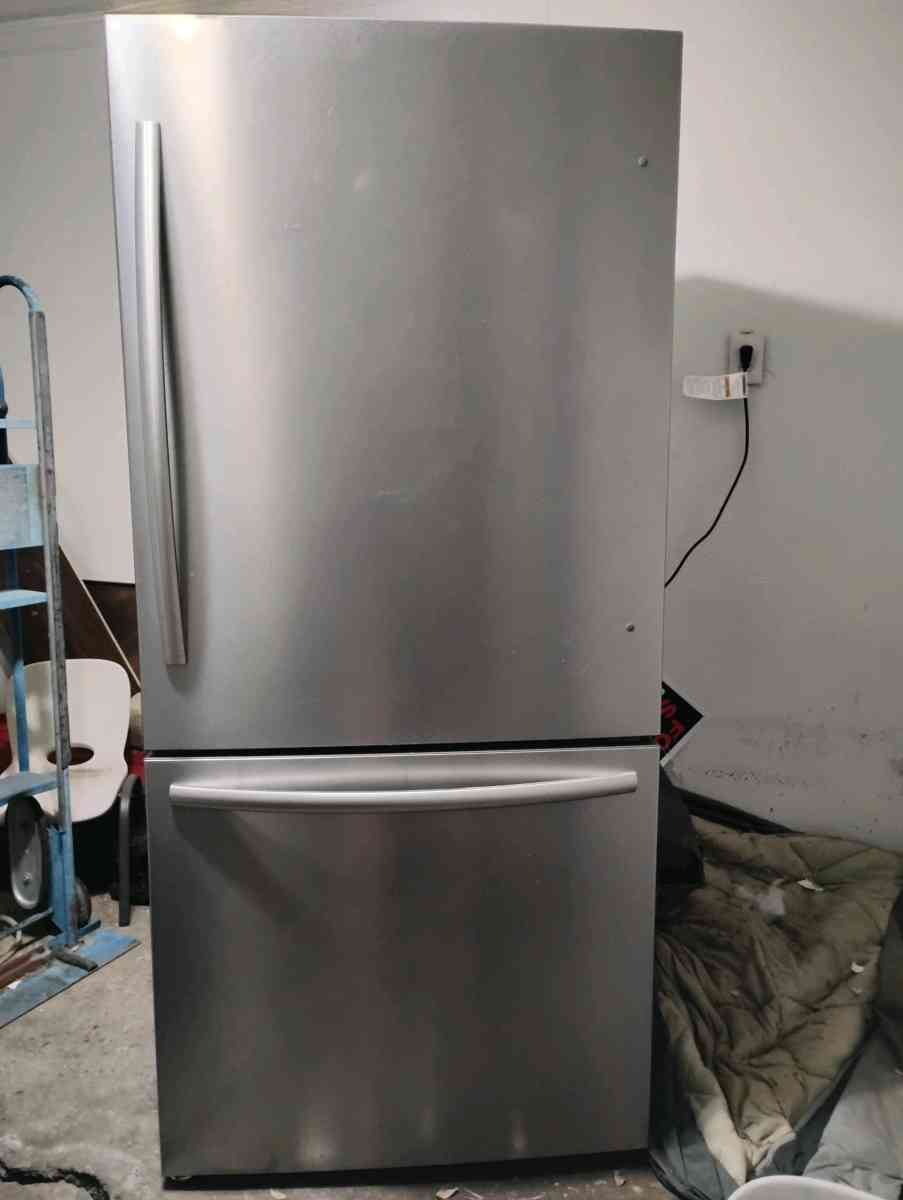 2025 Hisense Mora bottom freezer refrigerator - Dallas, Texas - FleaMarketBay