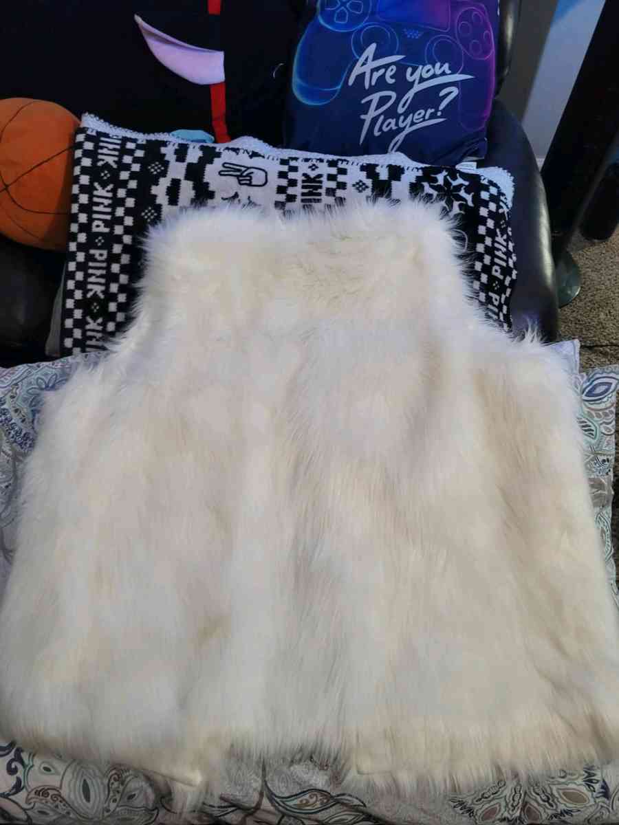 White Faux fur vest size 3x - Lexington, North Carolina - FleaMarketBay