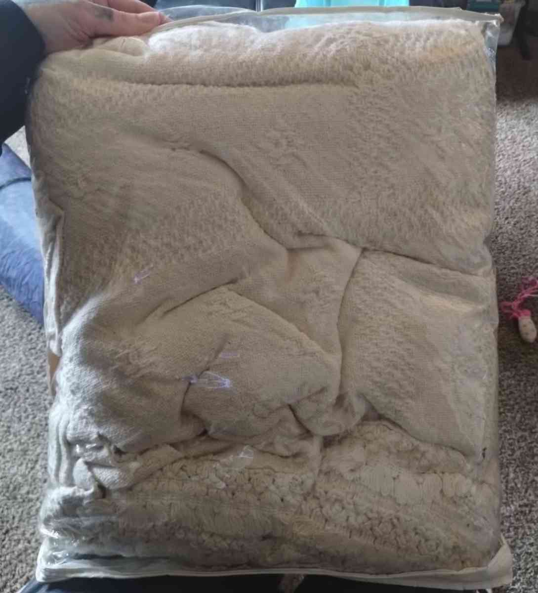 Twin size classic Elegance bed spread - Dayton, Ohio - FleaMarketBay