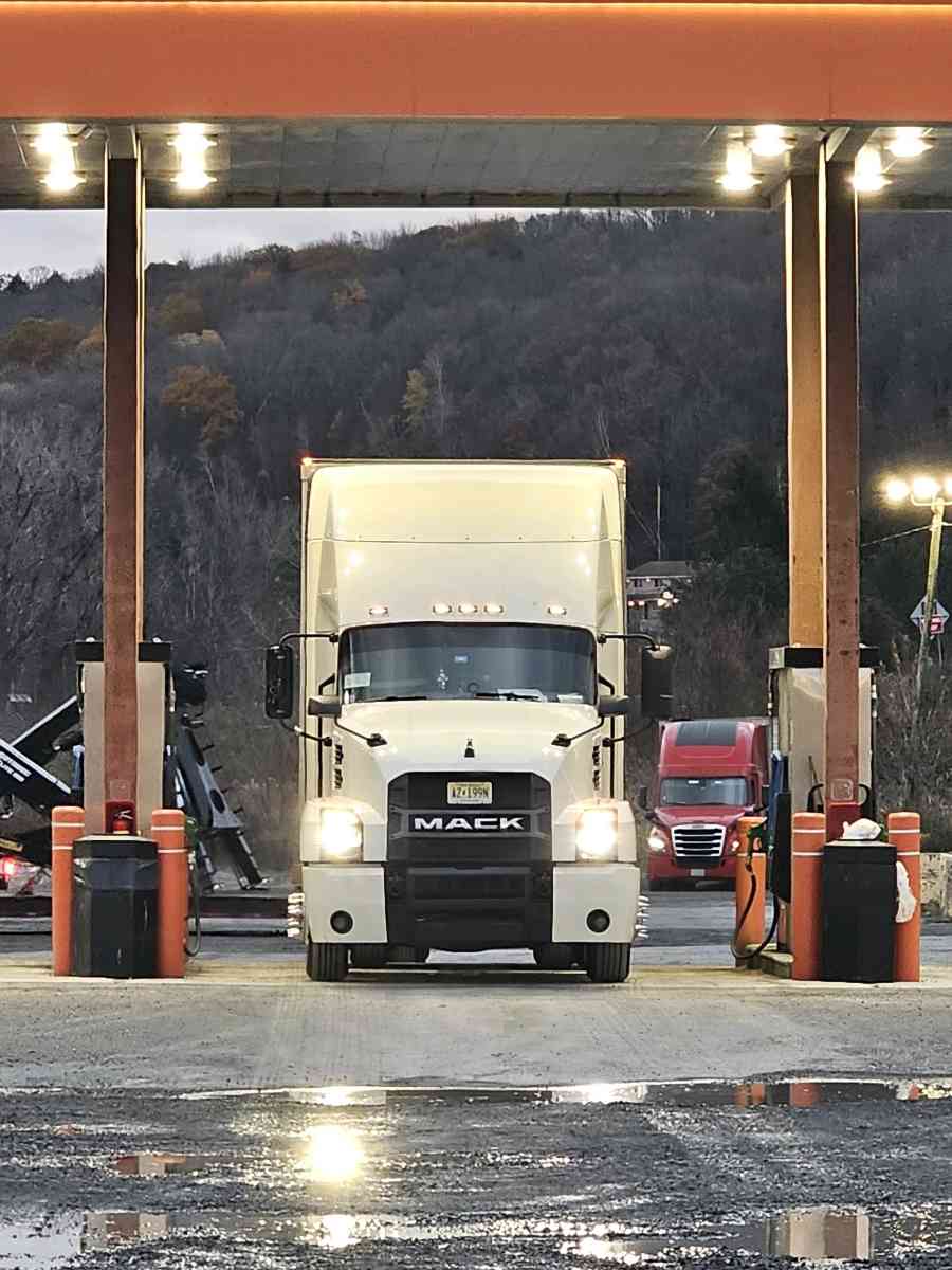 Mack Anthem 2020 white