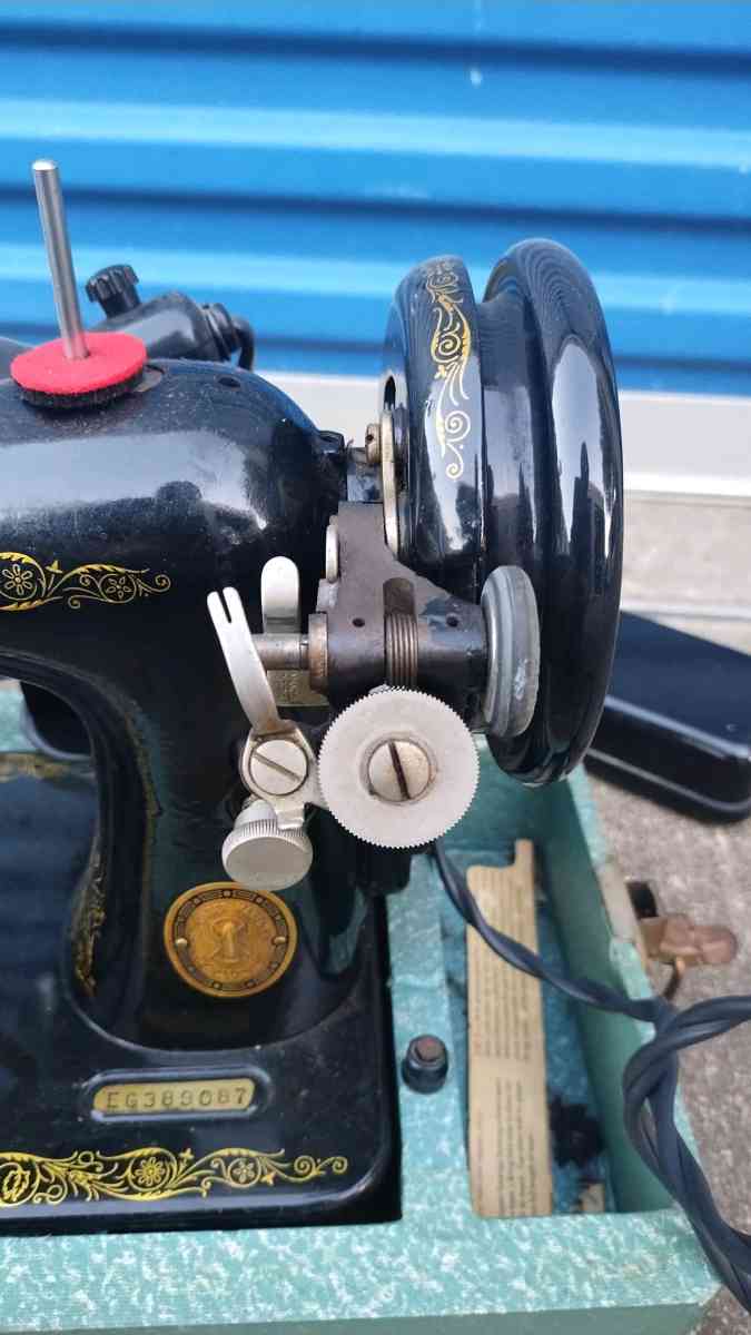 vintage sewing machine - Dallas, Texas - FleaMarketBay
