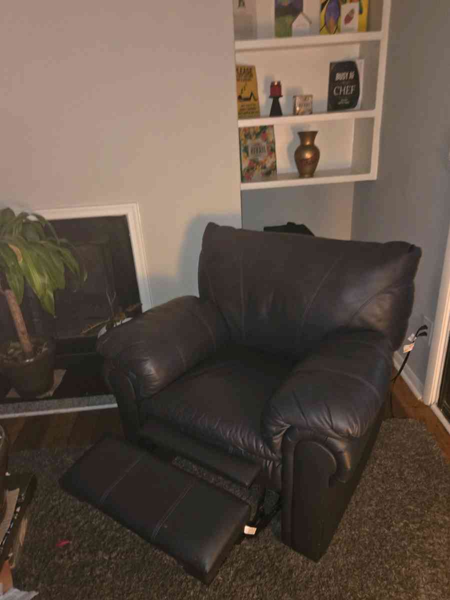 Ethan Allen  Two Piece Leather SET with Recliner - Stone Mountain, Georgia - FleaMarketBay
