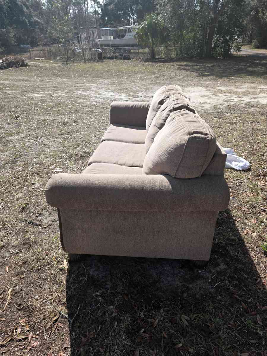 nice big couch - Citra, Florida - FleaMarketBay