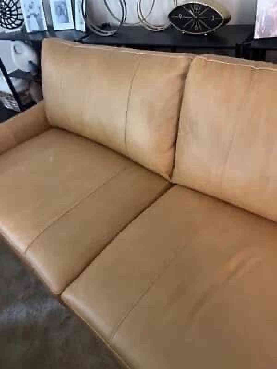 Beautiful Bowery leather sofa - Acworth, Georgia - FleaMarketBay