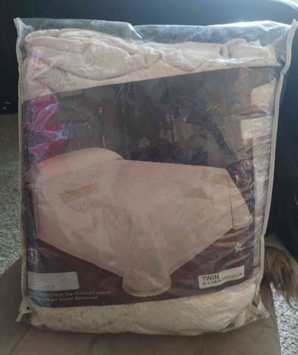 Twin size classic Elegance bed spread - Dayton, Ohio