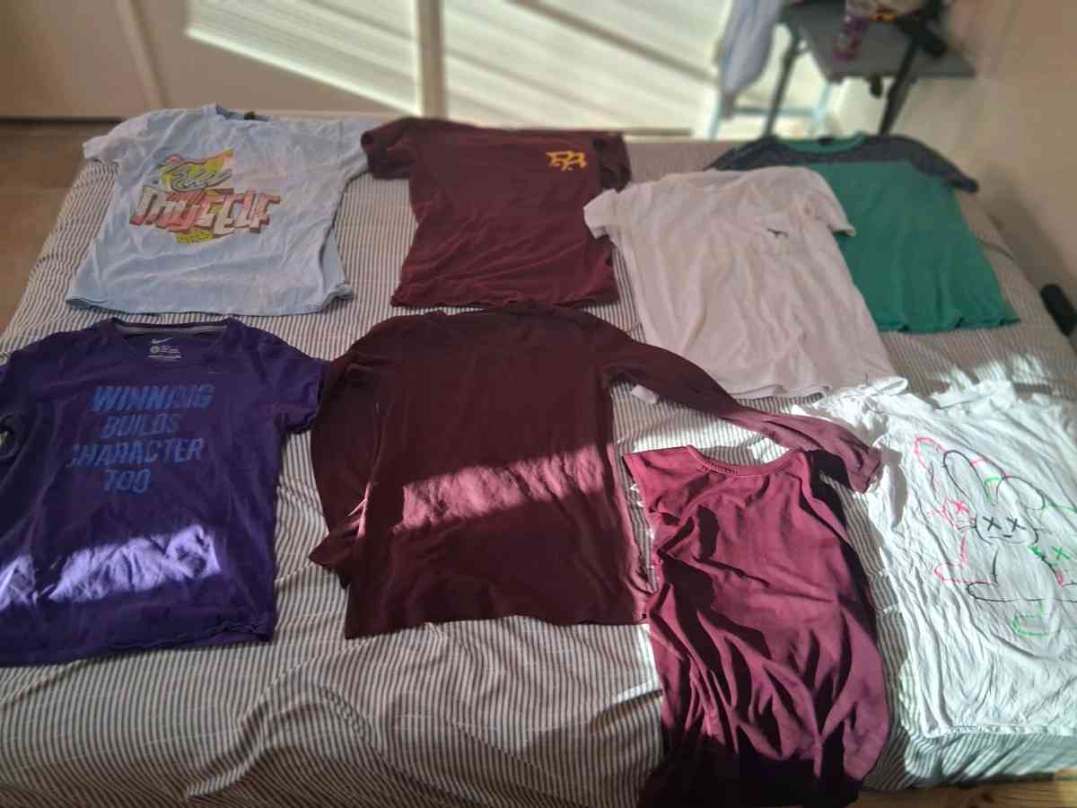 wemons Nike clothes bundle sz sm - Crystal Springs, Mississippi - FleaMarketBay