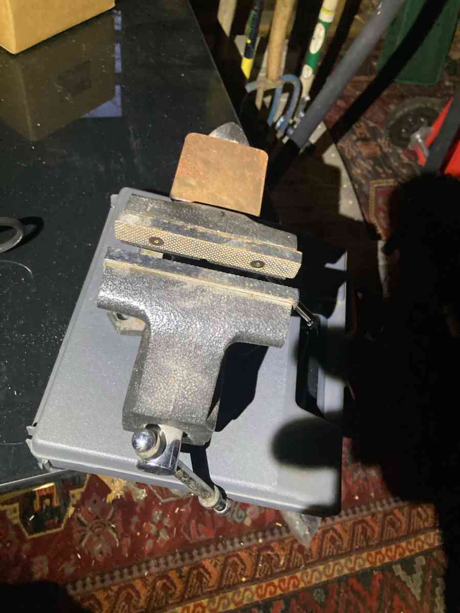 Columbian D6 HeavyDuty Swivel Base Bench Vise - Essington, Pennsylvania - FleaMarketBay