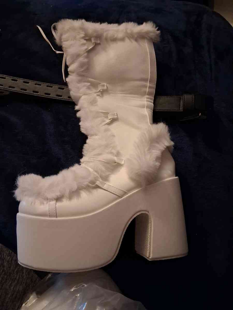 White Platform fur boots - Toledo, Ohio - FleaMarketBay